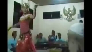 काळा बीफकेक माणूस सोफ्यावर मागून त्याच्या मादक कावळ्याच्या केसांच्या कुत्रीला चोदतो