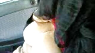 फिकट गुलाबी त्वचा असलेला रेडहेड हार्डकोर थ्रीसममध्ये उग्रपणे बोलत आहे. ती दुस-या कोंबड्याला खोलवर चोखत असताना तिच्या ओल्या थोबाडीत जोरात मारली जाते.