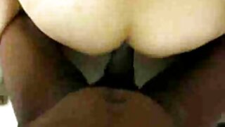 कुरळे सोनेरी पौगंड कुत्री शैली मध्ये तिच्या लूट gf च्या मांजर fucks